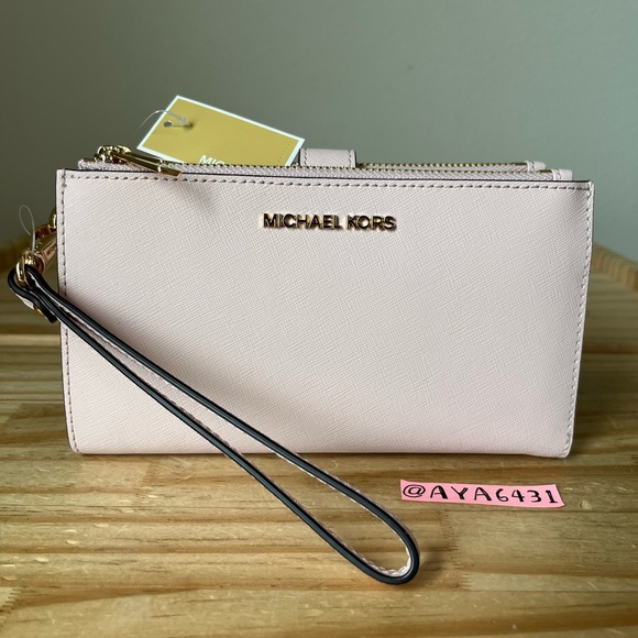 Michael Kors Wallet🎈🎈 - Picture 1 of 7